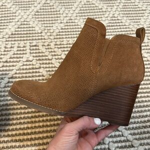 Beautiful Crown Vintage Brown Wedge Booties - Size 7.5